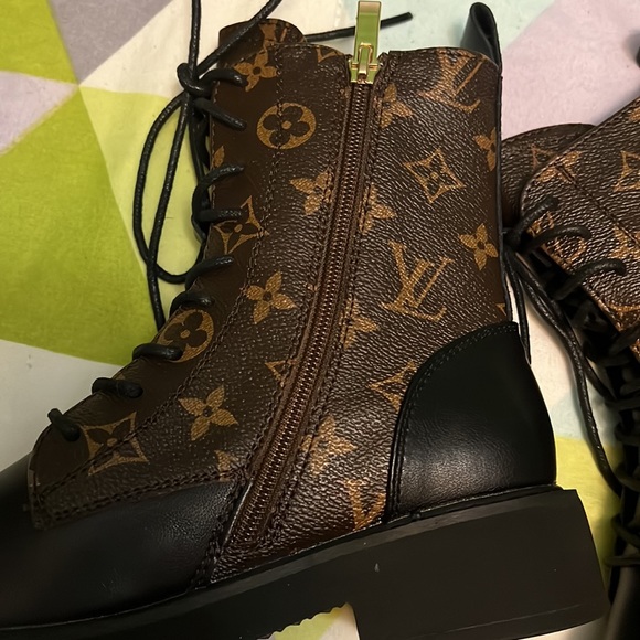 RARE L-V Inspired Combat/Lace up Boots - Picture 5 of 8